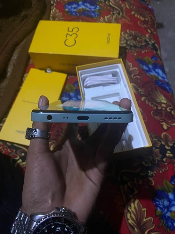 Realme C35 3