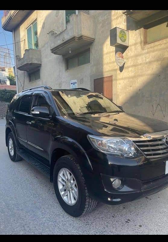 Toyota Fortuner V 2013 1