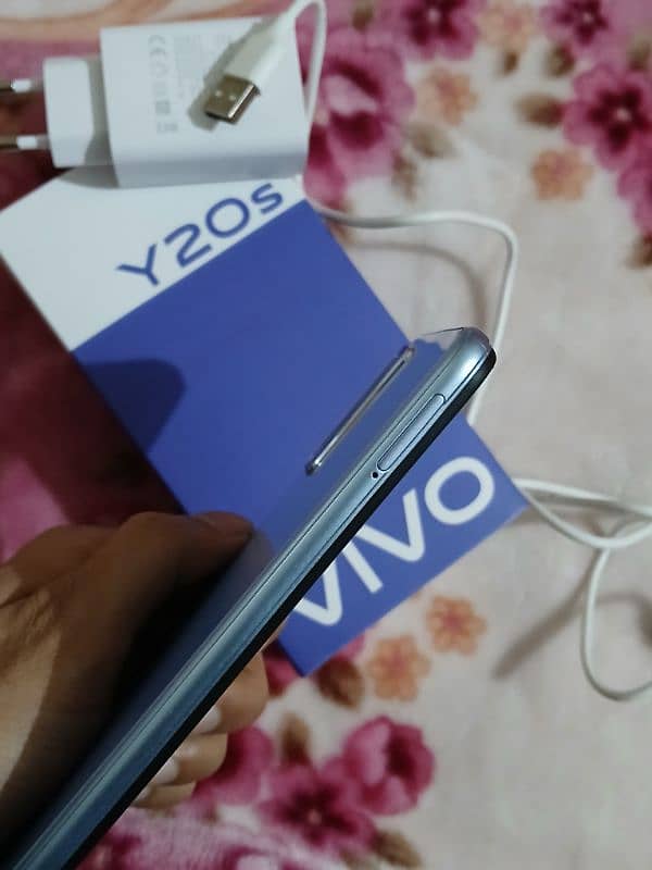 Vivo Y20s 256Gb And 8Gb. 17,000 fnf . 5000mah. Battery with box charger 2