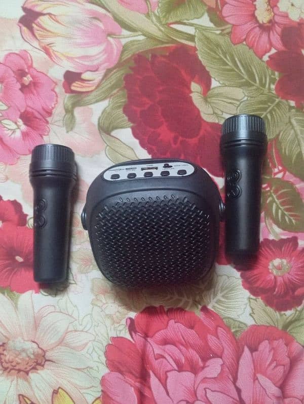 urgent sale speaker with 2 mic 3