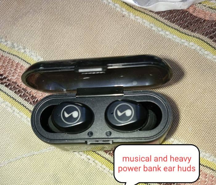 ear buds  deal serious buyer contact me all new or working condition 4