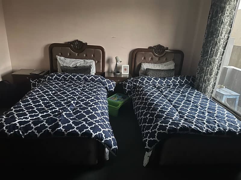 2 single beds with 2 side tables 0