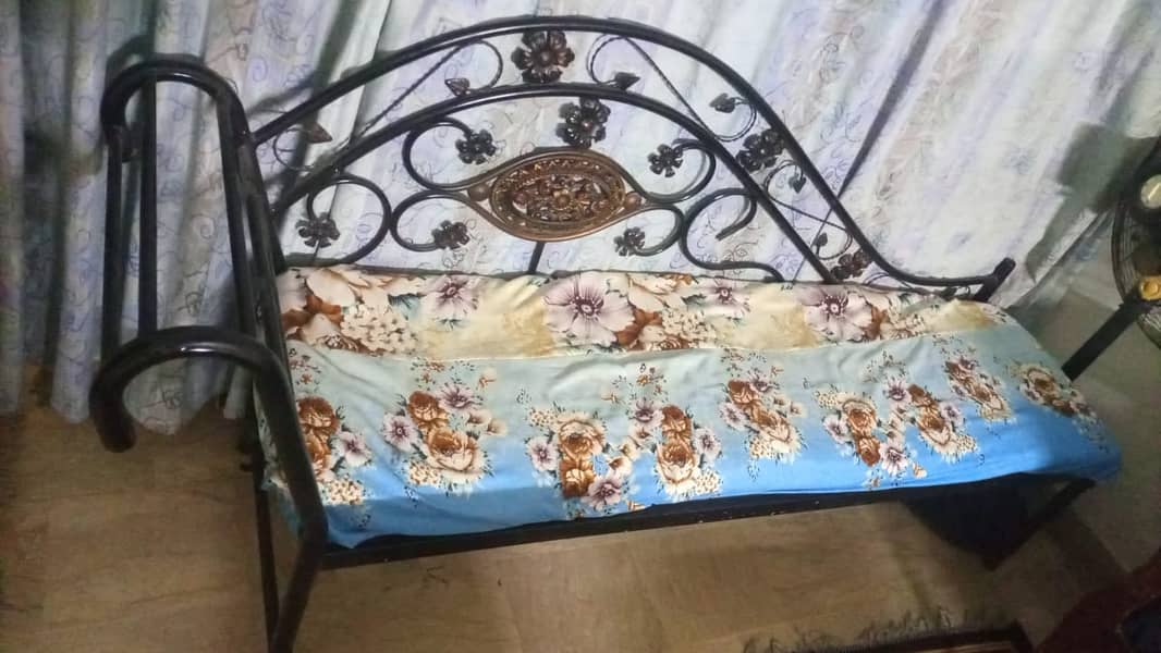 3 seater rott iron saithi in a good condition 1