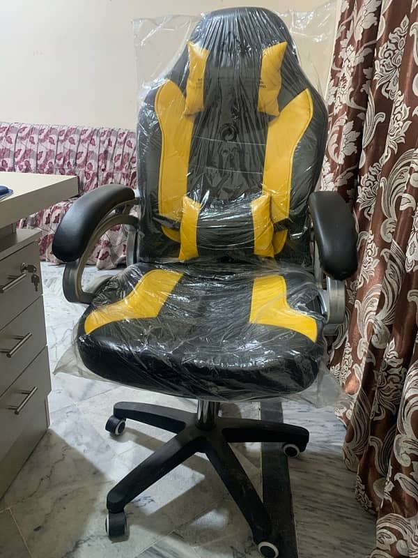 Soft Form Gaming Look Chair 0