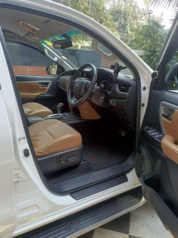 Toyota Fortuner V 2022 4