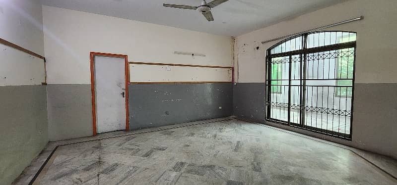 2 kanal building available for School 20