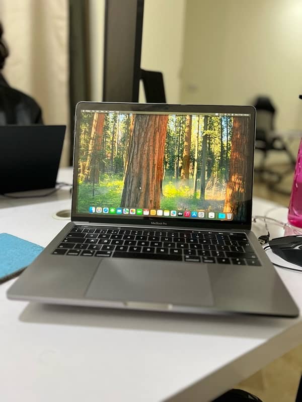 MacBook pro 2019 8-256 0