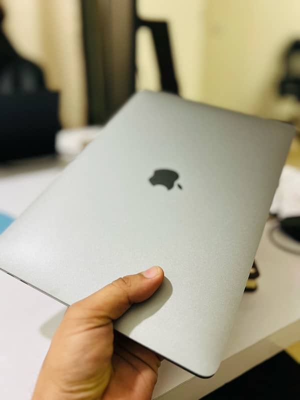 MacBook pro 2019 8-256 1