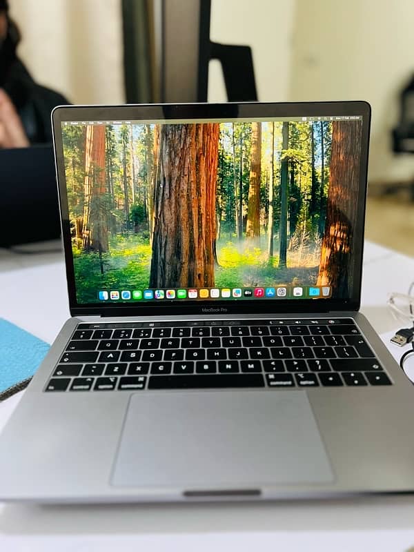 MacBook pro 2019 8-256 2