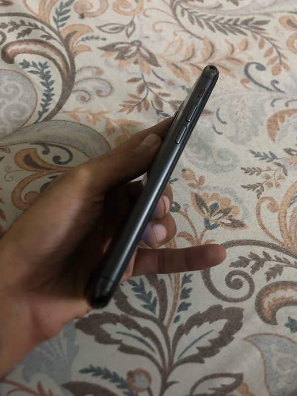 iphone 11 pro 64gb 10/10 condition 5