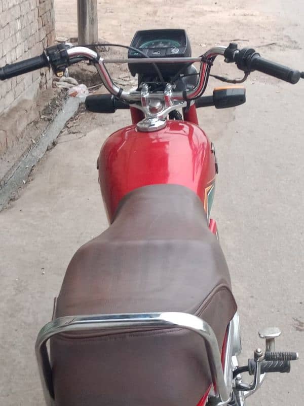 Bike ki condition bohat achi hai engine ok hai 6