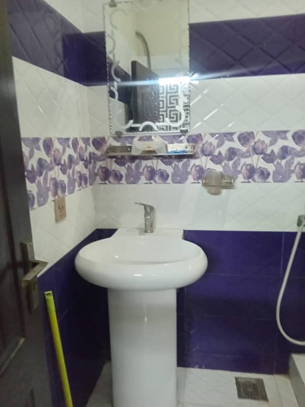 5-Marla Double Uint Beautiful House On Hot Location On 60ft Road Lahore. 4