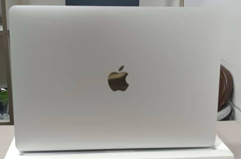 Apple MacBook Pro M2 2022 1