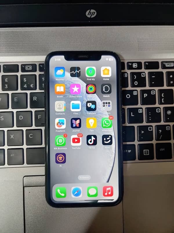 iphone xr urgent sale factory unlock 64 gb 0