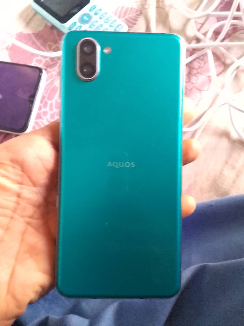 Aquos R3 5