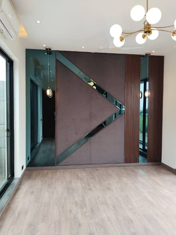 A 1 Kanal House Located In DHA Phase 8 - Ex Park View Is Available For Sale 12