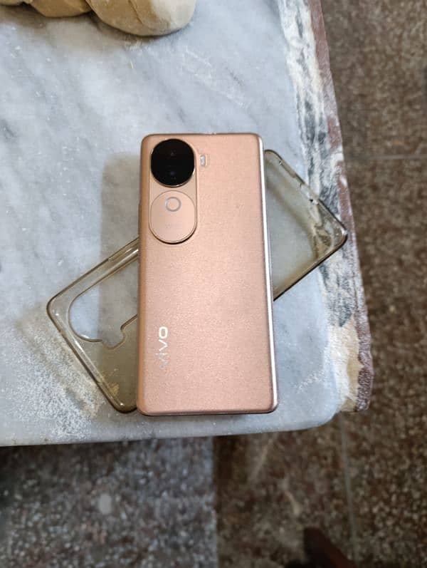 Vivo V40 E  urgent sale lush condition (whatsapp contact lrskty hain ) 6