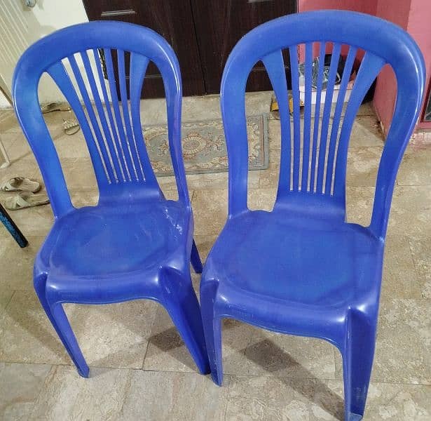 2 Chairs 0