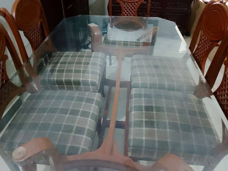 5 seater dining dable 0