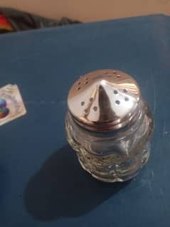 2 pics Vintage clear glass shaker with a metal top for salt or pepper.