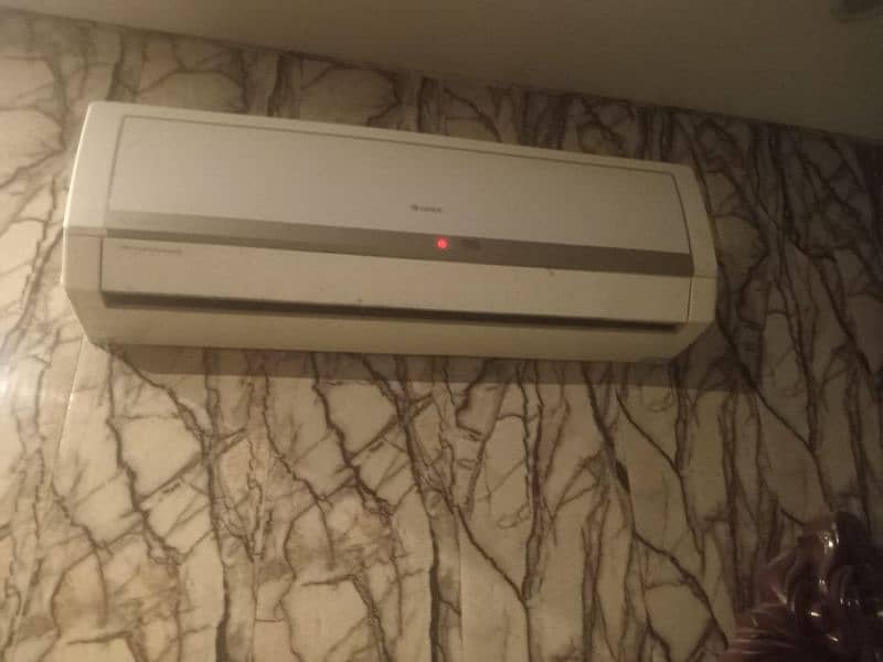 Gree 1 ton DC inverter heat and cool 0