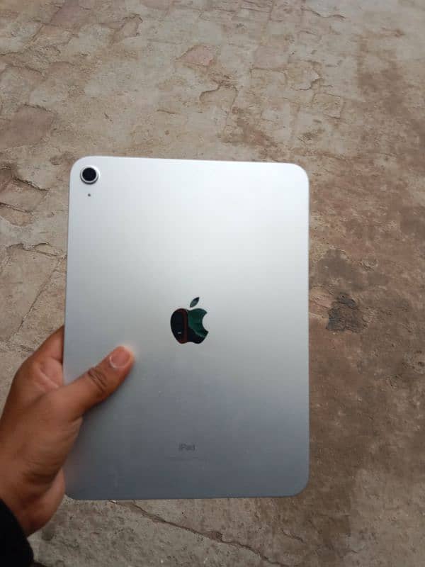 Ipad 10th generation 64 gb Wifi Silver colour, box and charger ,pubg 0