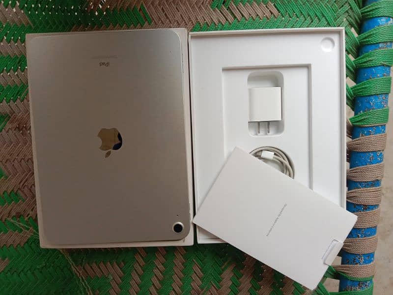 Ipad 10th generation 64 gb Wifi Silver colour, box and charger ,pubg 2