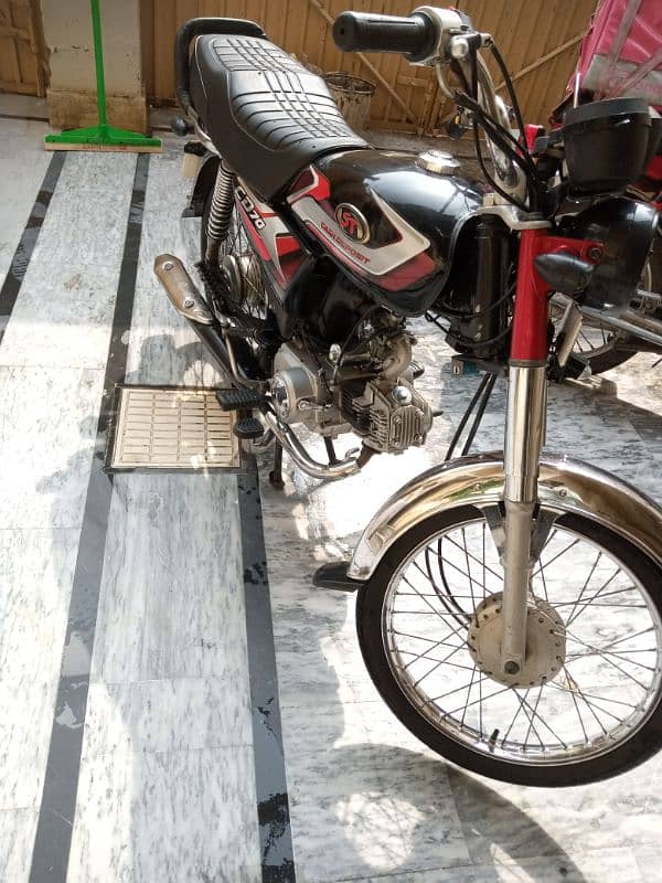 ST ki bike ha. new condition engine open nai h total ganian 8