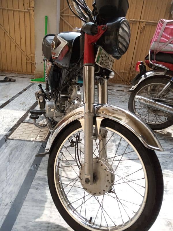 ST ki bike ha. new condition engine open nai h total ganian 9