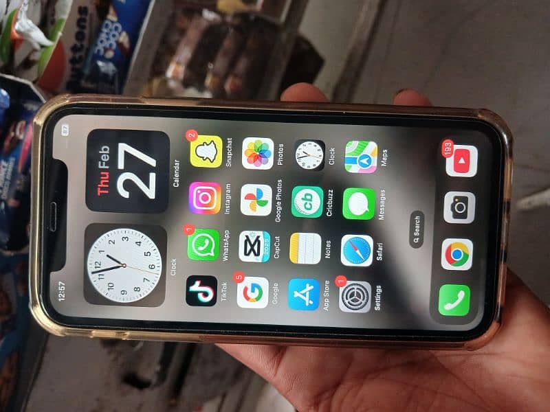 iphone 11 non pta lush condition with all. accesories 10by 10 3