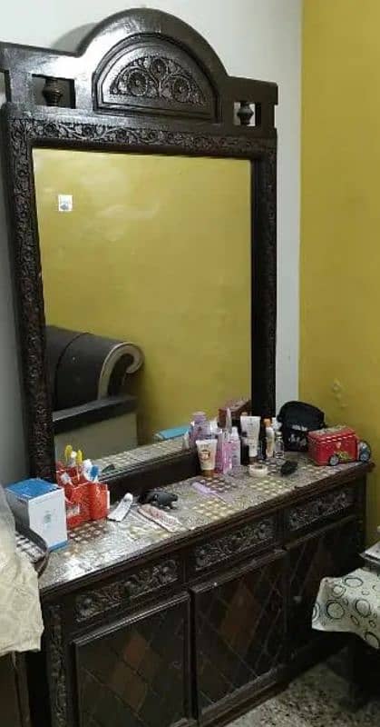 Mirror and dressing table 0