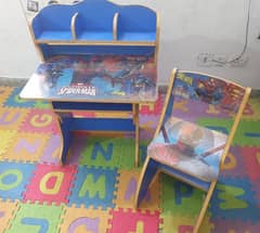 kids study table and chair like new