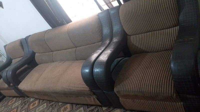 Neat Condition Sofa Set 5 Seater Selling With Table 1