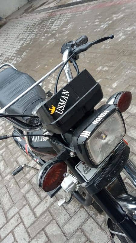 Honda 125 black color good condition 19 model total jenven bike 1