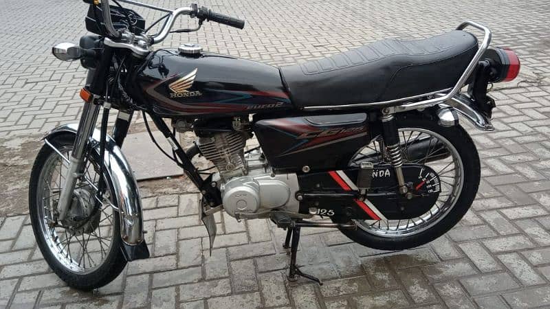 Honda 125 black color good condition 19 model total jenven bike 2