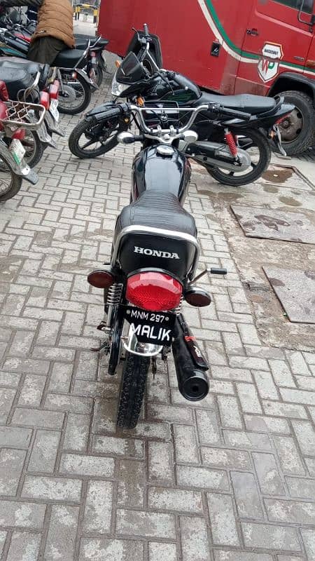 Honda 125 black color good condition 19 model total jenven bike 3