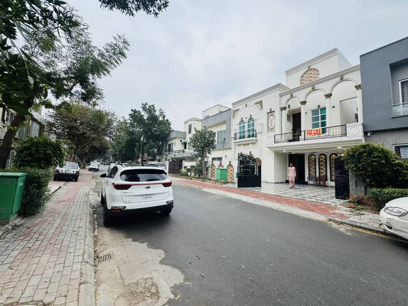 10 Marla New House Available For Sale In Bahria Town Lahore 0