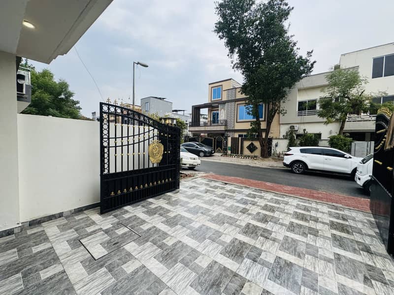 10 Marla New House Available For Sale In Bahria Town Lahore 10