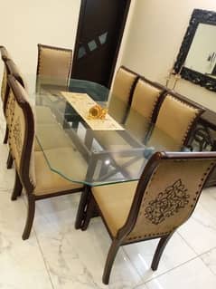 8seatr dinning table in excellent condition