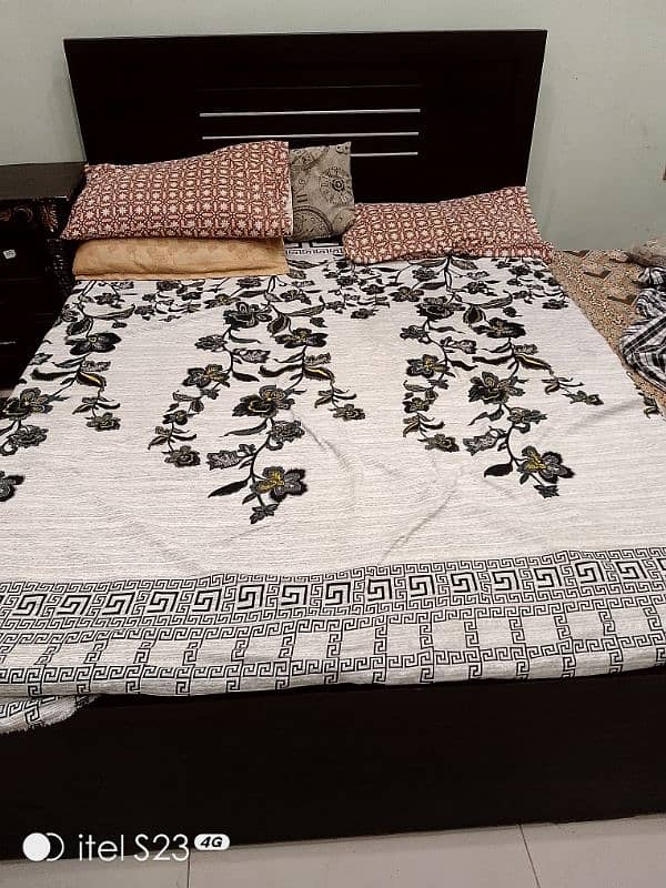 Queen size bed for sale 1