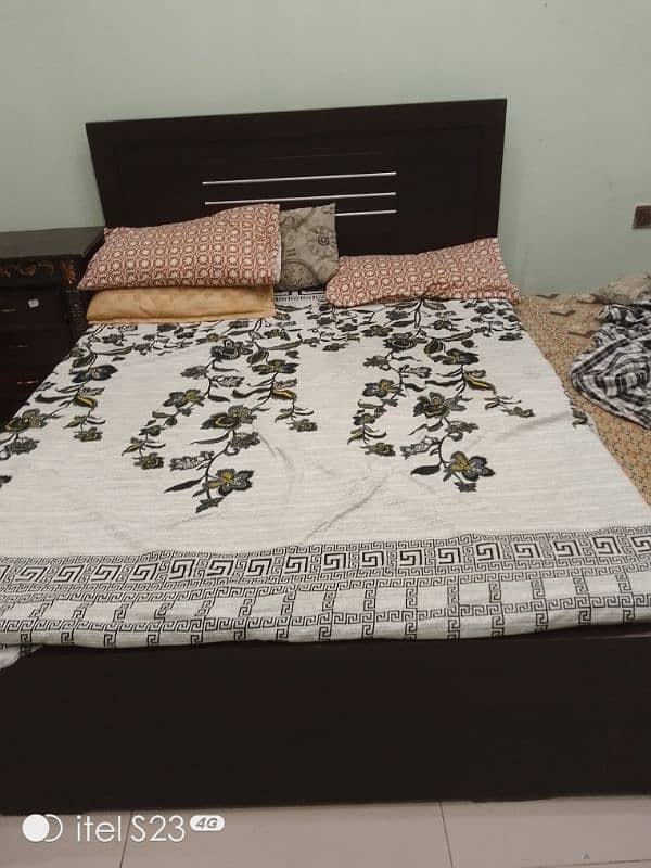 Queen size bed for sale 2