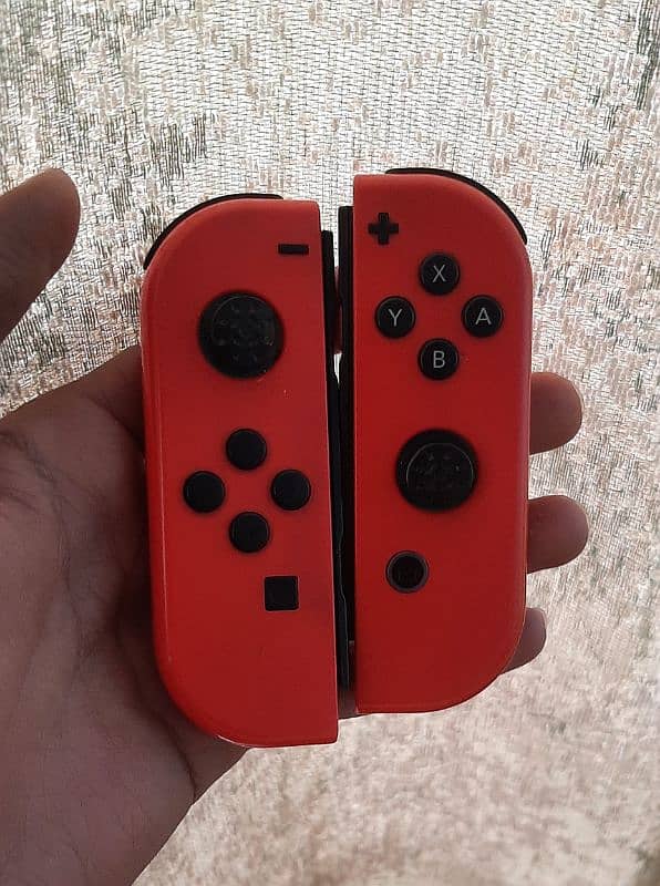 Nintendo switch Original joycons of V2 can be used with any switch 0