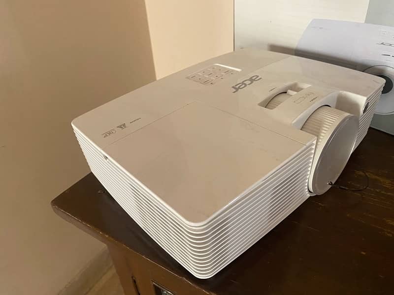 Acer X125H DLP Projector 4