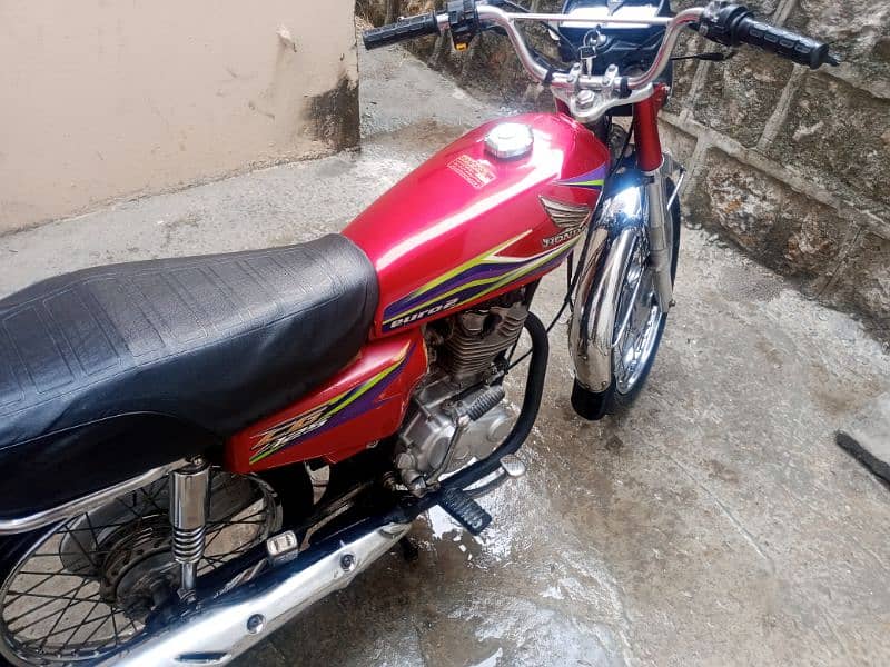 Honda 125cg it's owner DGKhan number h 2