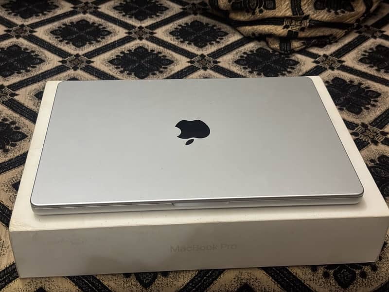 Apple macbook pro 14 inch M3 pro chip 18 GB RAM 1TB SSD 2