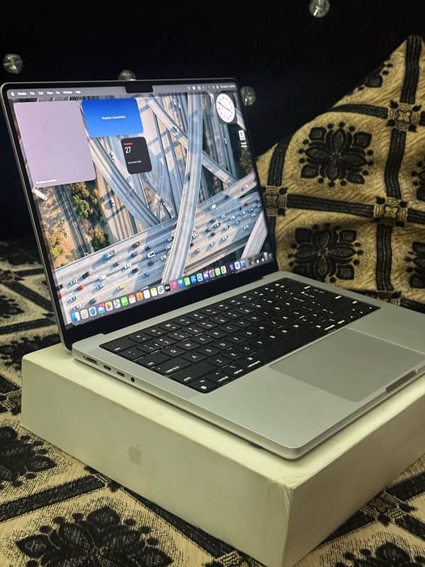 Apple macbook pro 14 inch M3 pro chip 18 GB RAM 1TB SSD 4