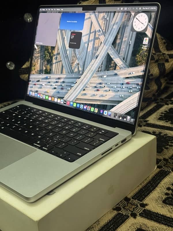 Apple macbook pro 14 inch M3 pro chip 18 GB RAM 1TB SSD 5