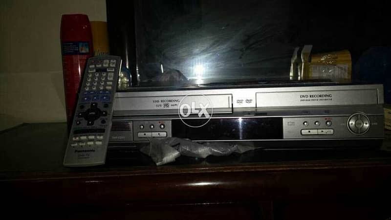 Panasonic DMR-ES30V DVD recorder/VCR combo 1