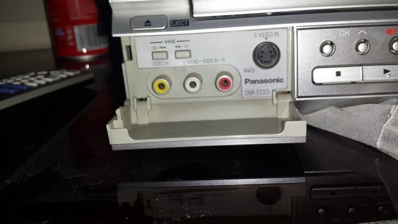 Panasonic DMR-ES30V DVD recorder/VCR combo 4