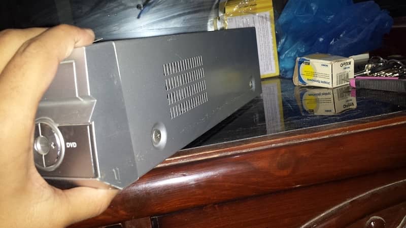 Panasonic DMR-ES30V DVD recorder/VCR combo 5